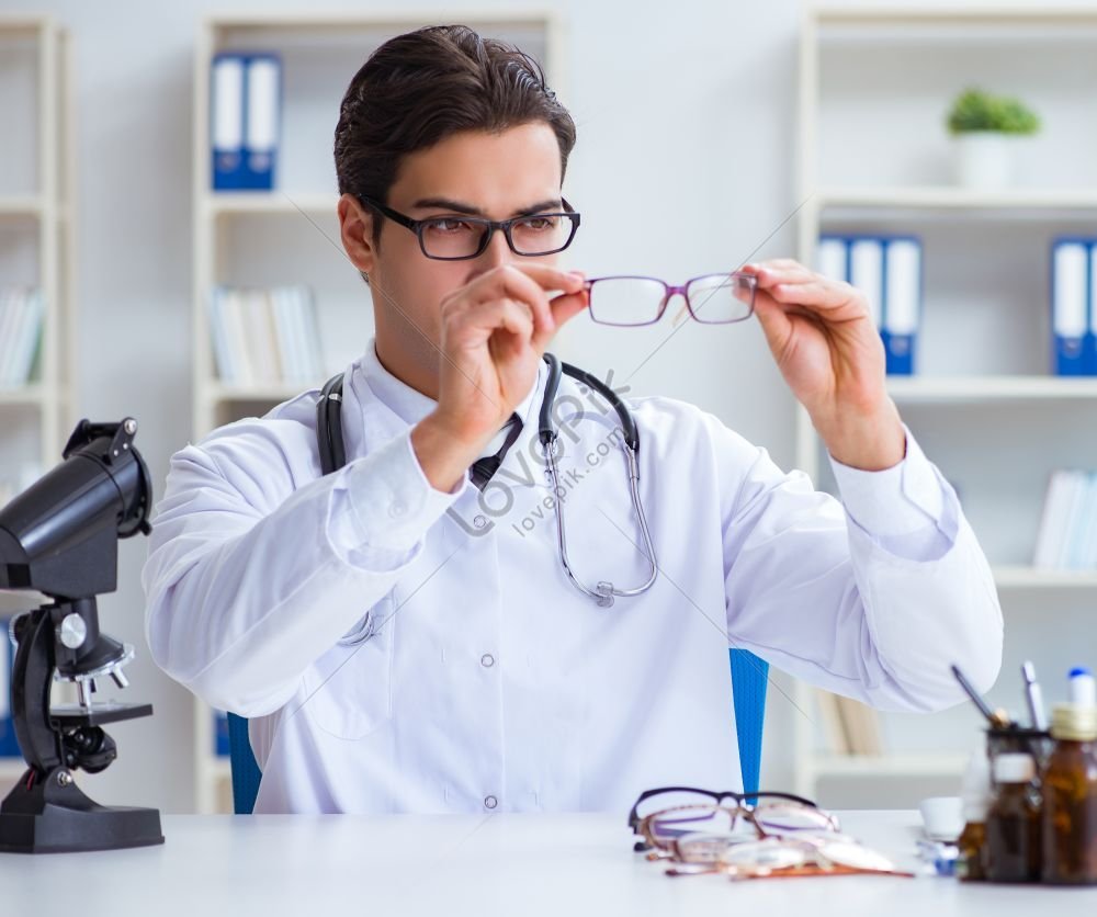 Professional optometrist at Eyenox Optic Studio®