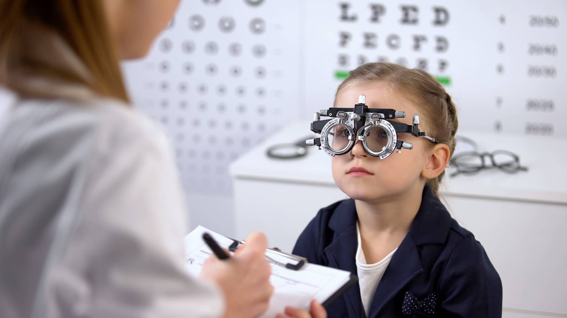Professional eye testing at Eyenox Optic Studio®